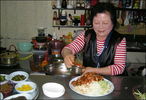  우여회 만드는 '재건식당' 아주머니. 음식 솜씨에 자부심이 대단했는데, 젊었을 때는 예쁘셔서 아저씨가 골치 좀 아팠겠다고 하니까 말도 마시라며 손 사례를 쳤다.
