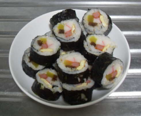 김밥이 화해의 매개체의 역할을 하기도 한다.