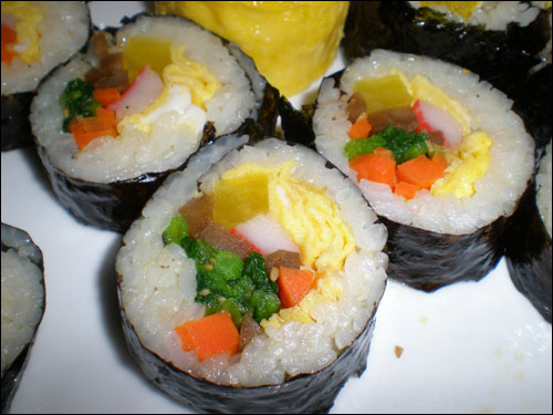 김밥은 아무 때나 어느 곳에서나 먹어도 어울리는 식단이다.