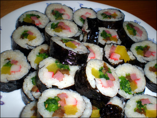 김밥은 갖가지 재료와 고슬고슬한 밥을 함께 김에 둘둘 말아서 썰어 먹는 음식이다. 