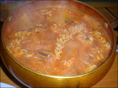  라면에 신김치를 넣은 김치라면이다. 