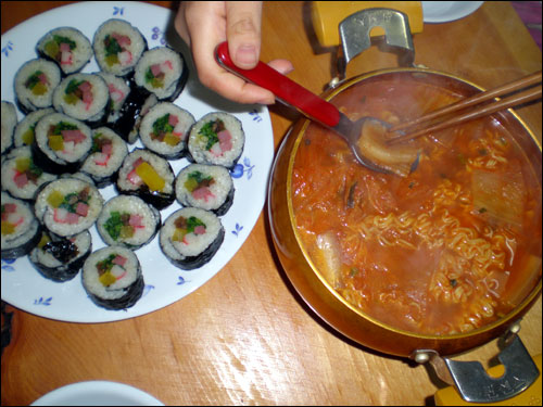 김밥과 라면은 정말 잘 어울린다. 