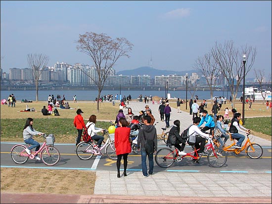봄 햇살을 즐기러 나온 시민들. 자전거도로 위를 달리는 자전거들