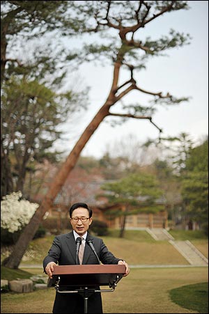  이명박 대통령이 20일 열린 민주평통-북미주 자문위원초청 다과회에서 연설을 하고 있다. 