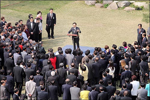  이명박 대통령이 20일 청와대에서 열린 민주평통-북미주 자문위원초청 다과회에서 연설하고 있다. 