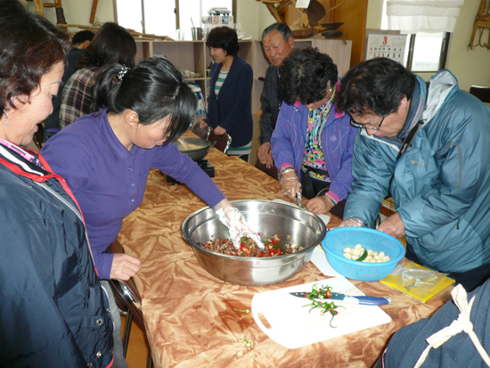 ▲ 참가자들이 소라젓갈과 마늘꿀탕 만들기를 체험해보고 있다.