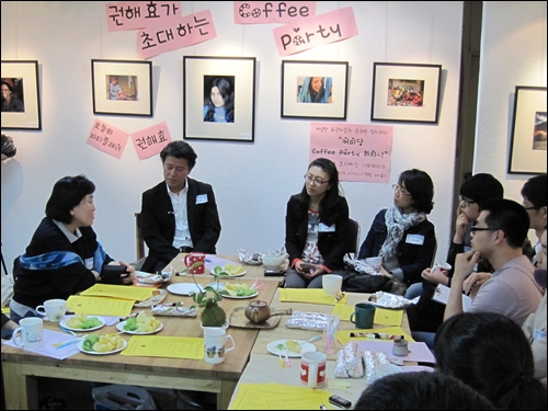 참석자 '아까시'(권해효씨 왼쪽)의 정치견해를 권해효씨를 비롯한 다른 참석자들이 유심히 듣고 있다. 커피당은 '친구, 동료, 지인들이 커피 한 잔하면서 정치적 견해를 나누는 모임'으로 올해 4월부터 한국에 도입되었다.