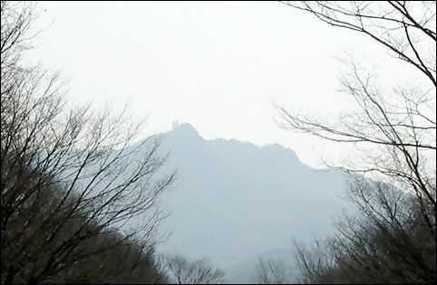 서울대공원 정문에서 바라본 청계산. 아침안개가 산허리를 휘감고 있는 모습이 서울 동쪽을 지킨다는 명산다웠다. 
