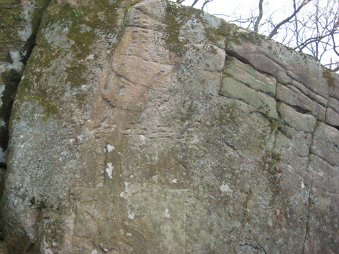 마애탑은 대웅전 앞쪽 바위면에 새겨져 있다.