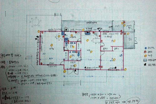  아내의 설계도면. 전기시설이며 수도시설, 창호 사이즈까지 꼼꼼하게 기록해 놓았다.