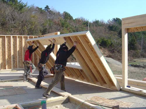  벽체 세우기 공주 시골집으로 밥벌이 작업을 나설때 골조작업을 했는데 윤구씨가 사진을 찍어 놓았다.