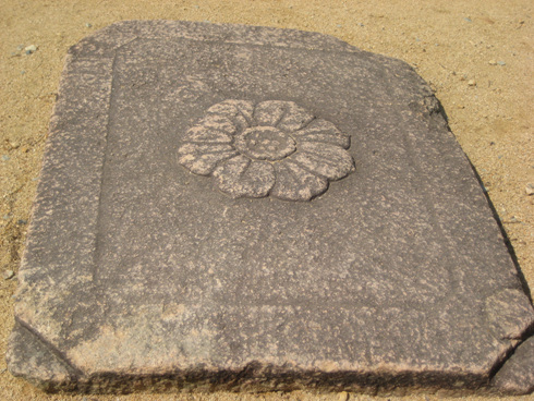 배례석 석재는 문양이 우수하다.