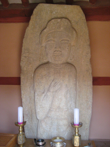 미륵전 미륵불은 후덕한 부처님이 모셔져 있다.