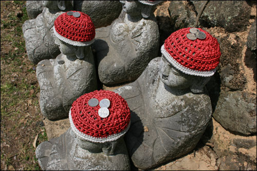 동자승의 빨간 모자 여기저기에는 동전이 서너 개씩 놓여있다. 태아령의 고통을 덜어주기라도 하려는 듯.