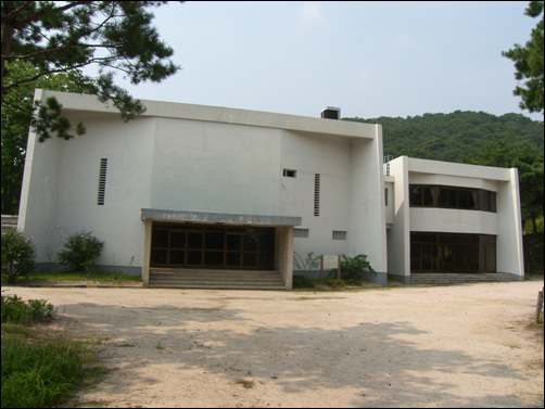 의릉 경내를 파고든 중앙정보부 건물.1972년 이후락 정보부장이 이곳에서 7.4 남북공동성명을 발표했다.