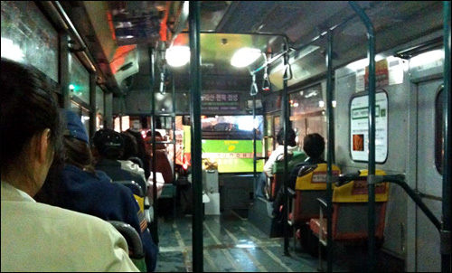 대표적 대중교통 수단인 버스. 사람들이 많이 탄 버스에선 종종 불쾌한 일이 일어나기도 한다.