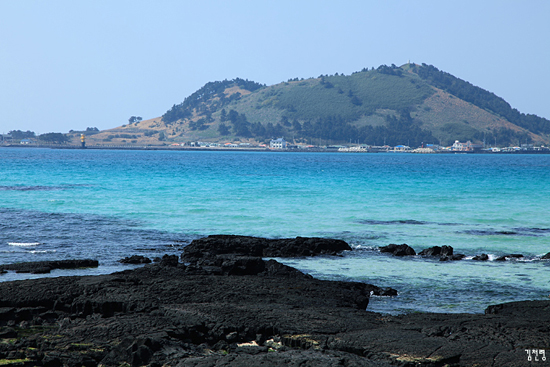 비양도는 제주의 유인도 중 여섯 번째로 큰 섬이다. 