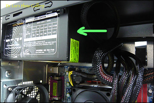 S-ATA컨넥터가 무려 6개나 달려있는 파워서프라이. 시커먼 코드만 봐도 마음이 든든하다.