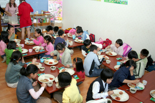 지역아동센터의 급식 모습.