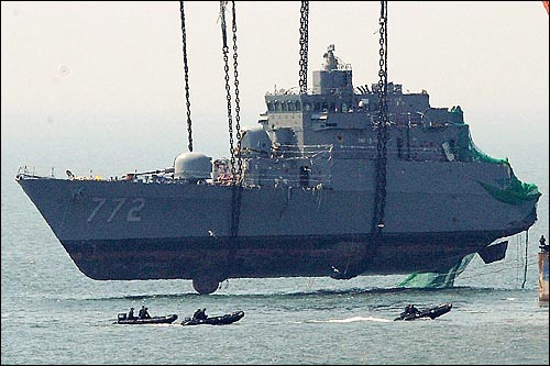 천안함 침몰 29일째인 4월 24일 오전 백령도 장촌포 함수 인양작업 해역에서 침몰한 천안함 함수가 물 위로 들어올려지고 있다.