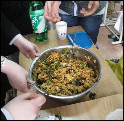 점심시간에 만들어 먹는 비빔밥이 먹음직스럽다.