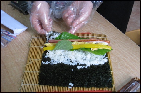 김밥 싸는 모습. 미리 준비한 재료를 이용하여 아이들이 직접 김밥을 싸는데 대부분 처음 싸본단고 한다.