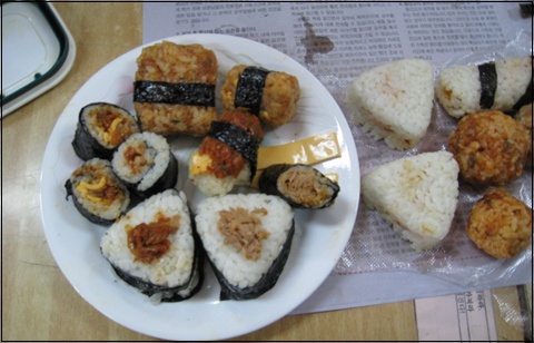 순지네가 만든 삼각김밥 외에도 다양한 형태의 김밥을 만들었다. 신김치의 사각사각 씹는 맛이 일품이다.