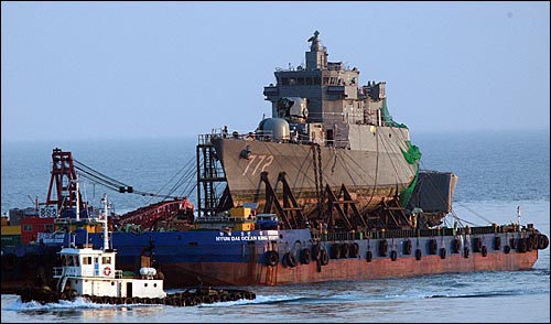 천안함 침몰 29일째인 지난 24일 저녁 백령도 장촌포 함수 인양작업 해역에서 천안함 함수를 실은 바지선이 평택 해군 2함대 사령부로 이동하고 있다.