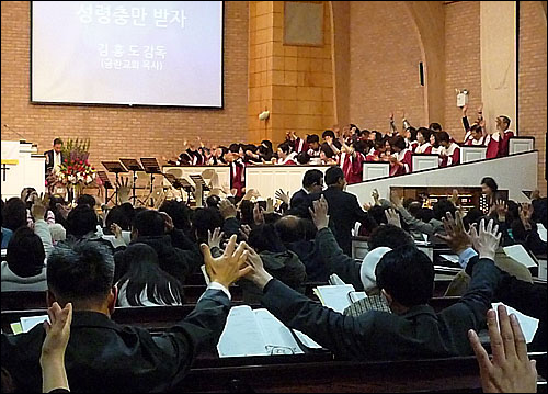 뉴욕에서 열린 부흥집회에 참석한 김홍도 목사(금란교회)의 발언이 논란을 낳고 있다. 