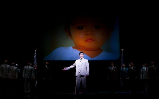 부이 또이 재단 설립과 관련된 장면, 미군에 의해 잉태된 아이들의 모습이 하나씩 후면의 영상으로 등장한다. 