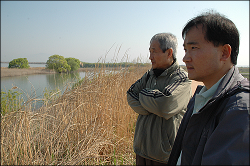 환경운동가 이인식(왼쪽)씨와 생태사진작가 모인호씨가 주남저수지를 찾아 걱정어린 눈으로 바라보고 있다.
