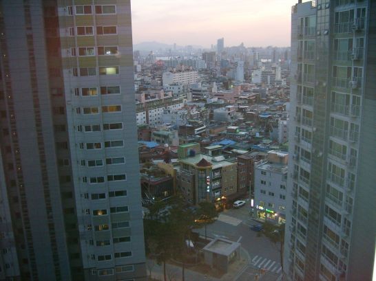 365일 아황산가스에 잠긴 서울시내 초고층아파트는 노동자와 빈민들이 사는 슬럼가로 변한다.  