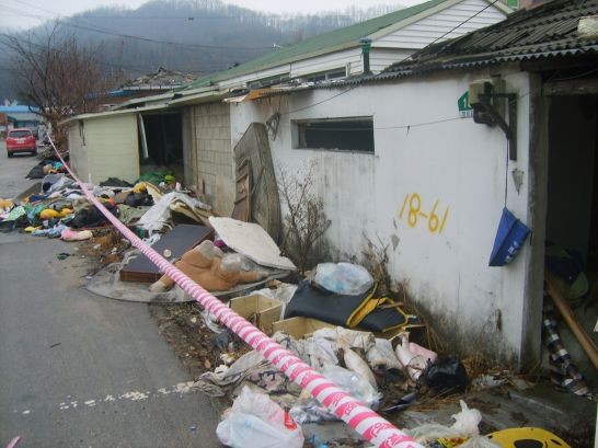 마을은 사라지고! 골목길을 안은 마을이 사라지자 사람들은 여유롭게 걸을 수있는 자유조차 빼앗겨버렸다.