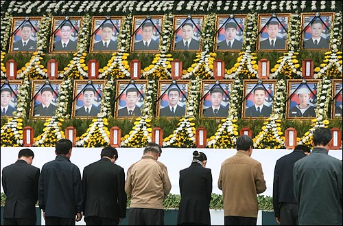 26일 낮 서울시청앞 서울광장에 설치된 '고 천안함 46용사 합동분향소'에서 시민들이 묵념을 하고 있다.