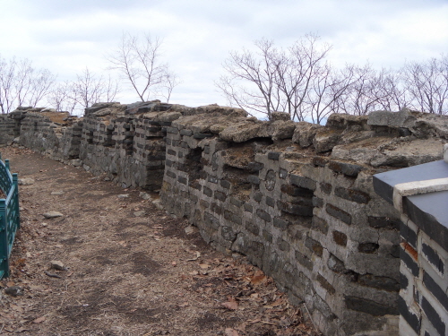 동장대지 부근에 있는 성벽의 여장들. 훼손부분이 그대로 놓여있다.