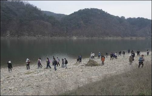 블로거들과 함께한 한강 기행 한강 파괴의 현실을 직접 보기 위해 마련한 자리였습니다. 