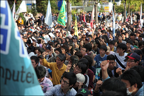지난 2009년 10월 7일 서울 여의도 국회의사당 앞에서 사학비리전과자 김문기가 배제된 민주적 정이사체제 쟁취를 위한 상지구성원 결의대회를 개최할 당시 모습.
