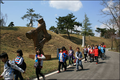 독립운동가 안창호선생 어록 앞을 소풍 나온 아이들이 노래를 부르며 지나간다.  
