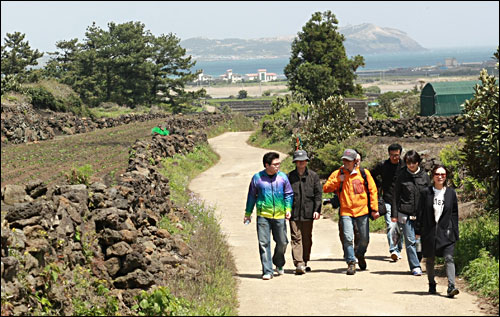27일 오후 올레꾼들이 서귀포 시흥초등학교와 광치기 해변을 잇는 제주올레길 1코스를 걷고 있다.