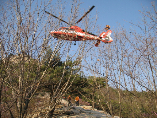 지난 4월 24일 불암산에서 구조헬기가 인명구조하는 현장