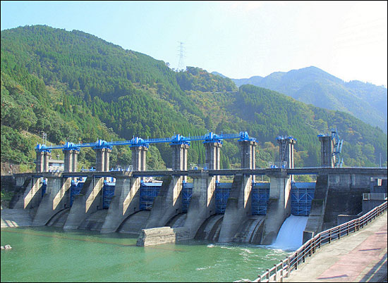 일본 아라세 댐. 2010년~2015년에 철거가 이뤄질 예정이다.