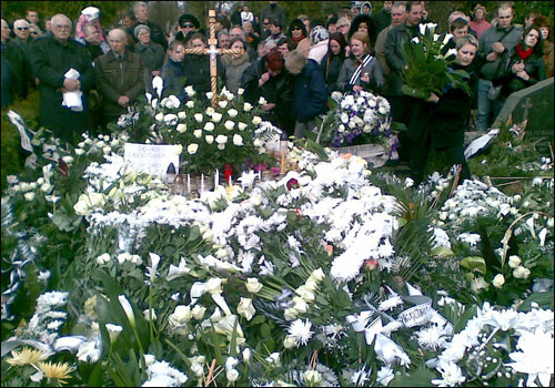 케디스의 무덤에 놓여진 수많은 애도의 꽃들.
