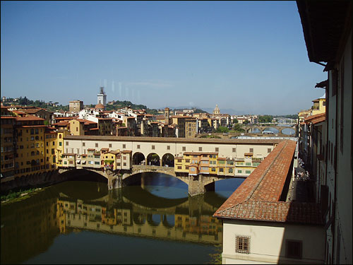 아르노 강에 거울처럼 비친 2층 다리 베키오. 우피치 미술관에서 바라본 모습.