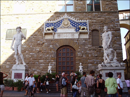 피렌체의 시뇨리아 광장에는 미켈란젤로의  <다비드> 복제품이 있다.