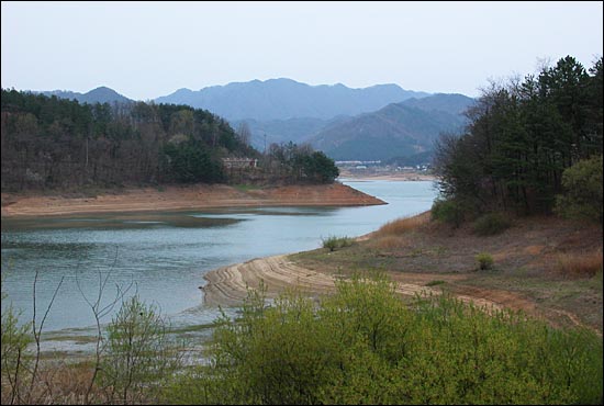 대청호수길 길가 마을 앞에서 내려다본 대청호.