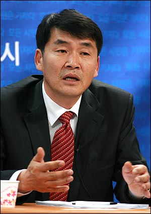 민주노동당 김성진 후보.