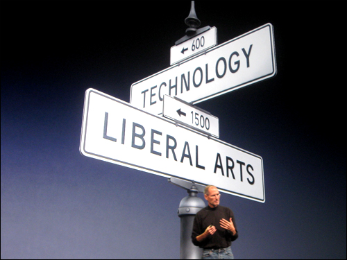 애플의 최고경영자 스티브 잡스가 아이패드를 소개하는 자리에서 기업으로서의 애플이 갖는 정체성을 설명하고 있다. 그는 "애플은 변함 없이 인문학과 기술의 교차로에 서 있었다"고 말했다.