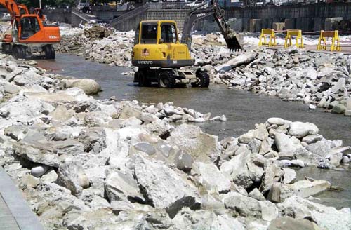 2005.4월 철근 콘크리트로 되어있는 성내천 바닥을 파내고 생태하천으로 복원하는 모습