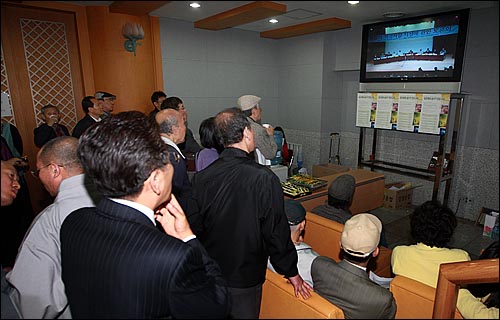 토론회에 입장하지 못한 불교 신자들이 토론회장 로비에 걸린 TV모니터를 통해 토론회를 지켜보고 있다. 