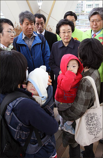  민주당 서울시장 예비후보인 한명숙 전 국무총리가 30일 오전 서울 왕십리 뉴타운 지역을 찾아 지역 주민들의 말을 듣고 있다.